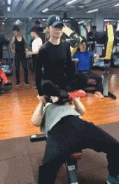 搞笑gif图妹子你这智商真是堪忧啊,搞笑gif妹子你这发型挺别致啊