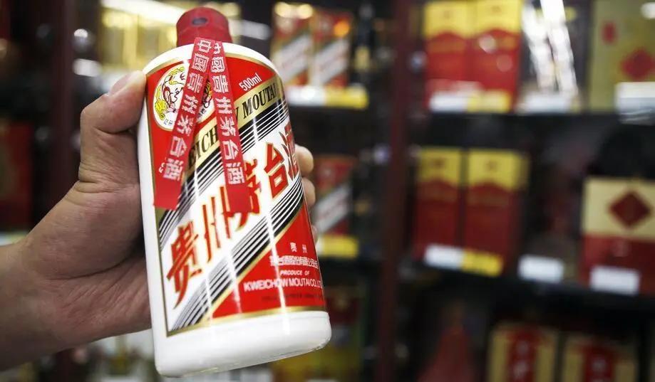 一男子行李箱过安检,一男子过海关被查