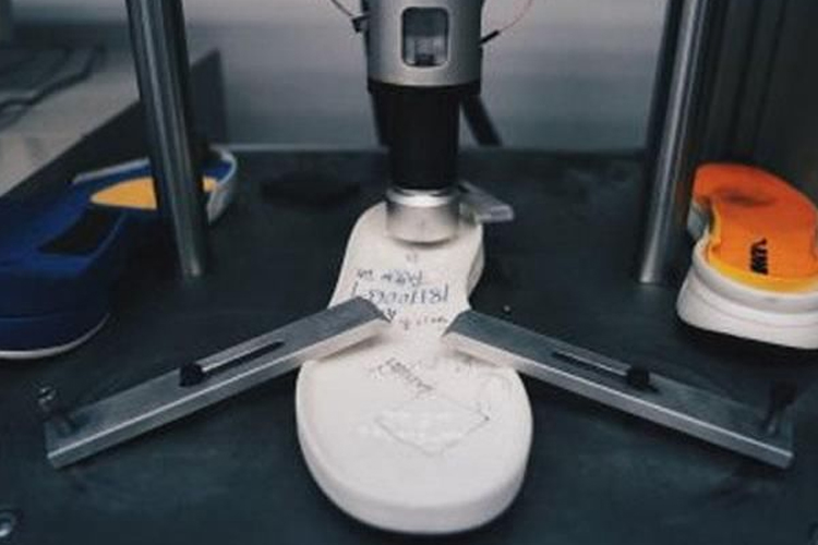 安踏李宁中底科技对比,李宁云减震和䨻区别