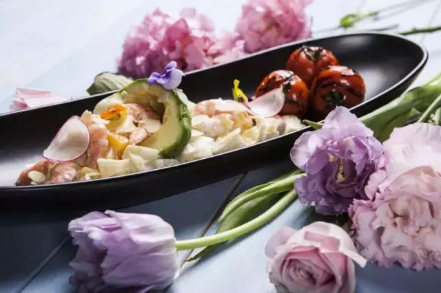 她在北京开了一家可以吃的花店，受众人追捧，还引来了李健