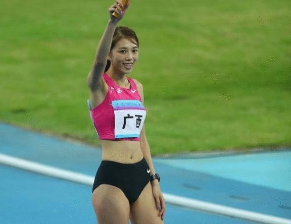 田径美女腹部纹身引争议,田径美女走红图片