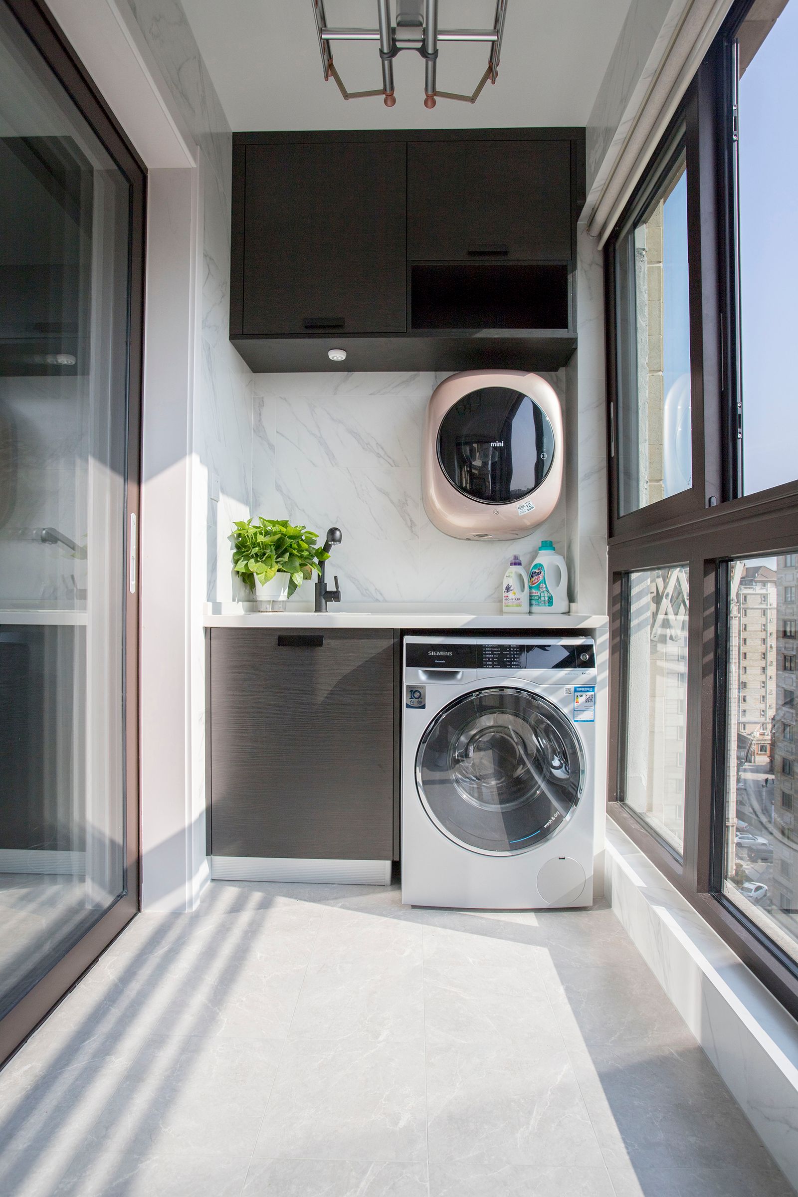 103㎡收纳满分，电动窗帘、上轨道移门和阳台吧台让家一键变高级