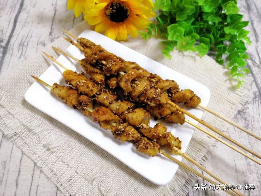 热门小吃摆摊烤面筋的做法,烤面筋也是很火爆的街边休闲小吃