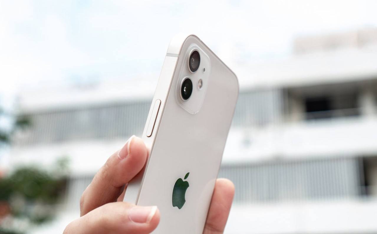 iphone12卡顿自动跳屏,iphone12卡顿降级有用吗