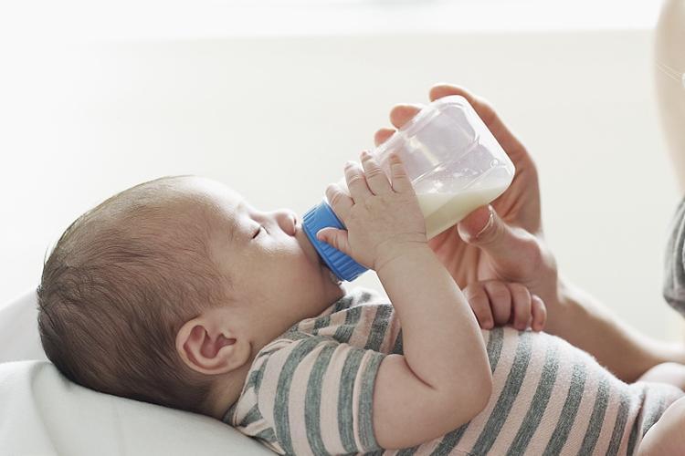 宝宝喝奶喂水,宝宝喝奶要勺子喂才喝