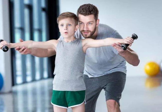 小孩练健身对身体有影响吗,小孩过早练肌肉会影响身高吗