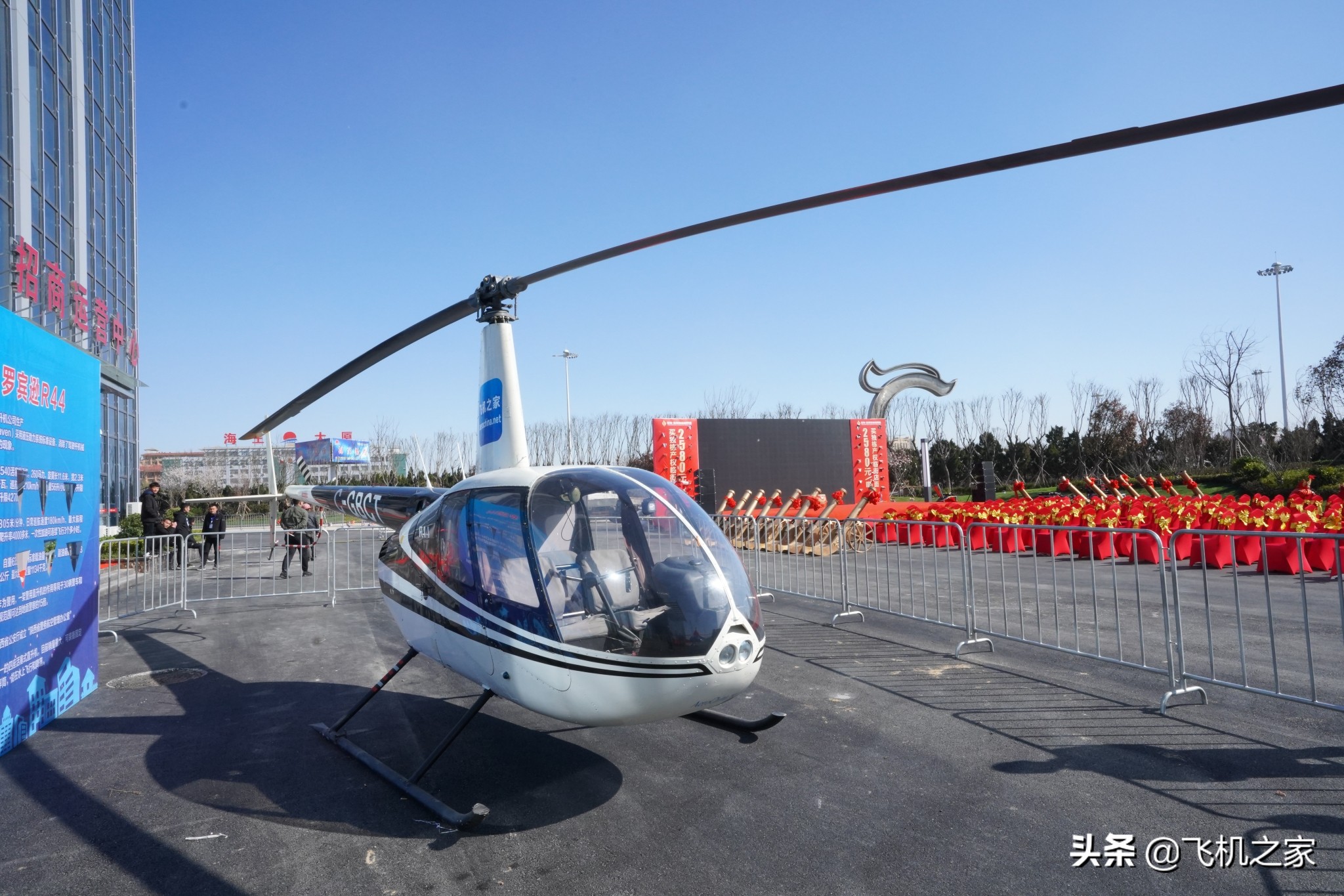 山东潍坊一楼盘租2架400万直升机空中看房
