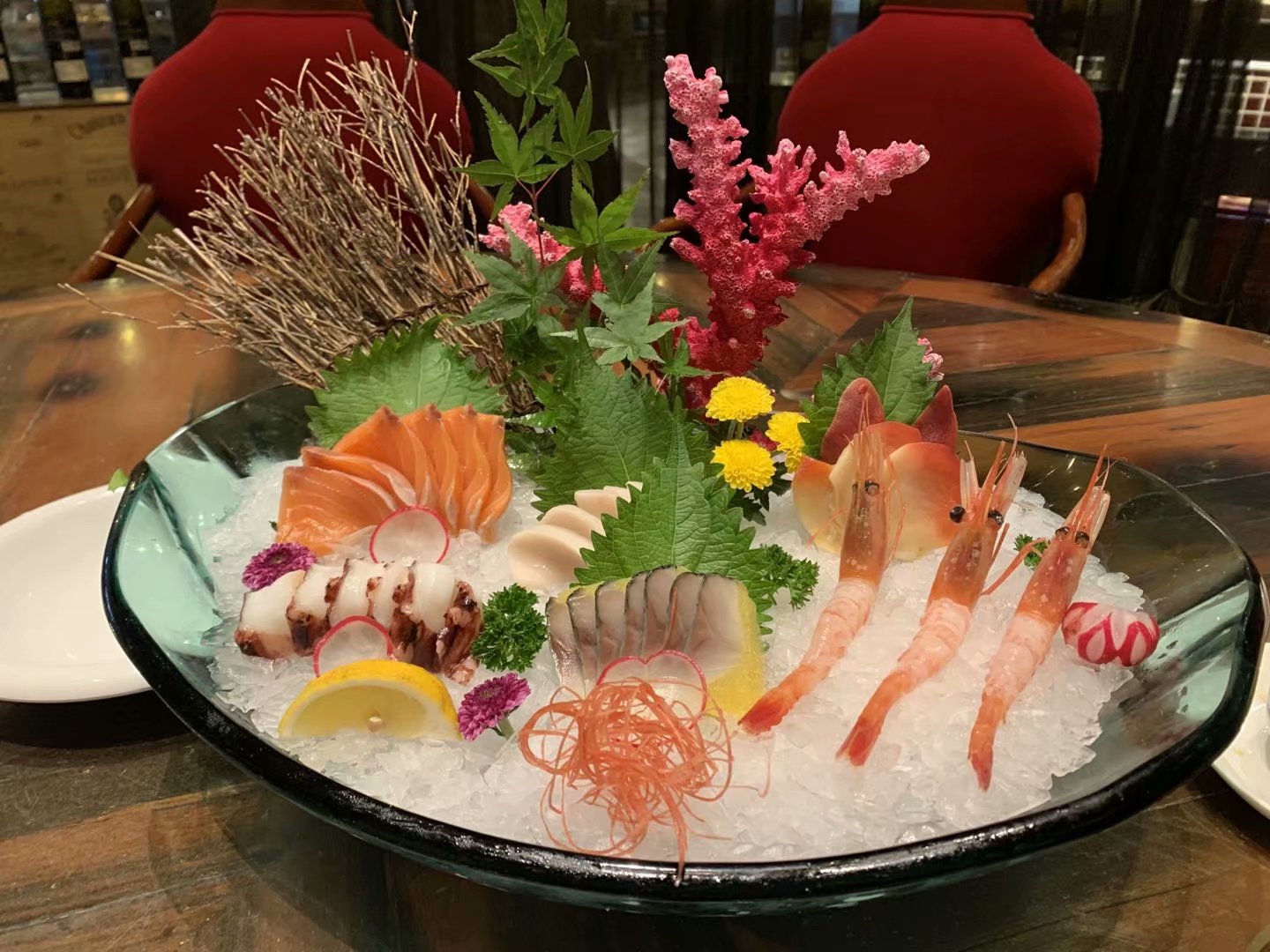 为了吃到自己心动的海鲜,这家粉丝投资了一个自助餐店