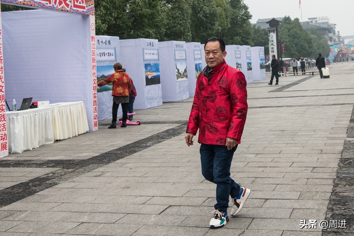 景区摆摊制作糖画,非遗糖画艺人摆摊