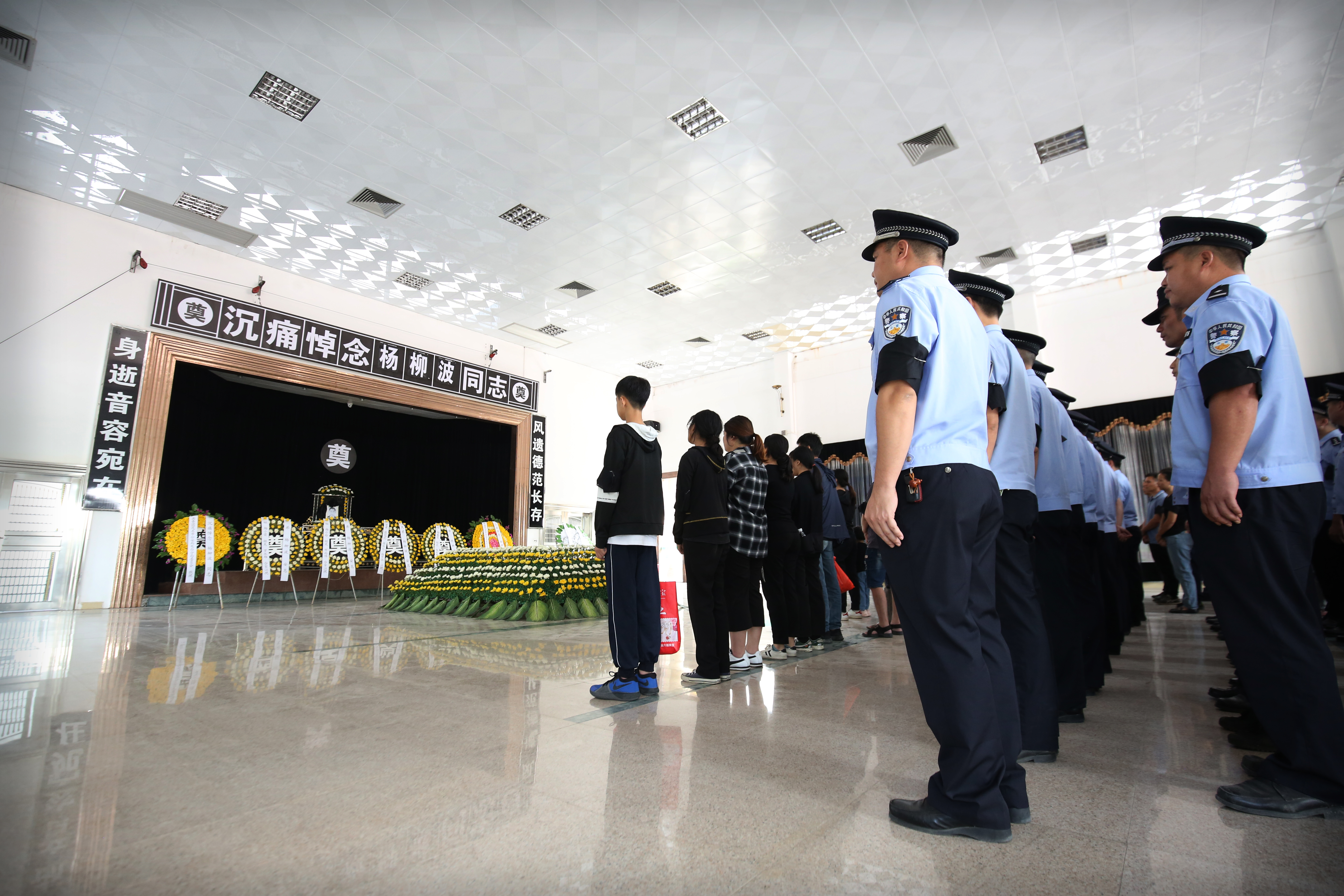 悲痛26岁民警牺牲在抗疫一线,悲痛一名派出所所长因公牺牲