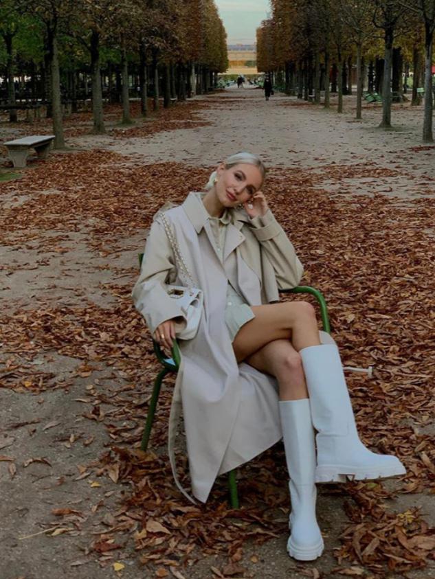 今秋火了一种外套,杏色风衣长款的最佳搭配