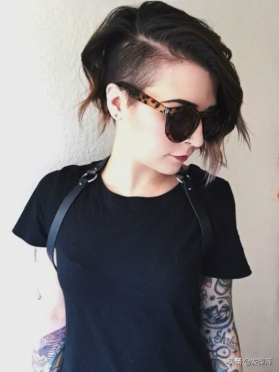 短发大卷发型适合年龄50岁,显年龄小的发型图片女短发