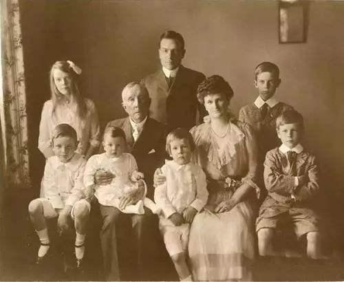 比尔盖茨崇拜的洛克菲勒 (比尔盖茨在哪里谈到洛克菲勒)