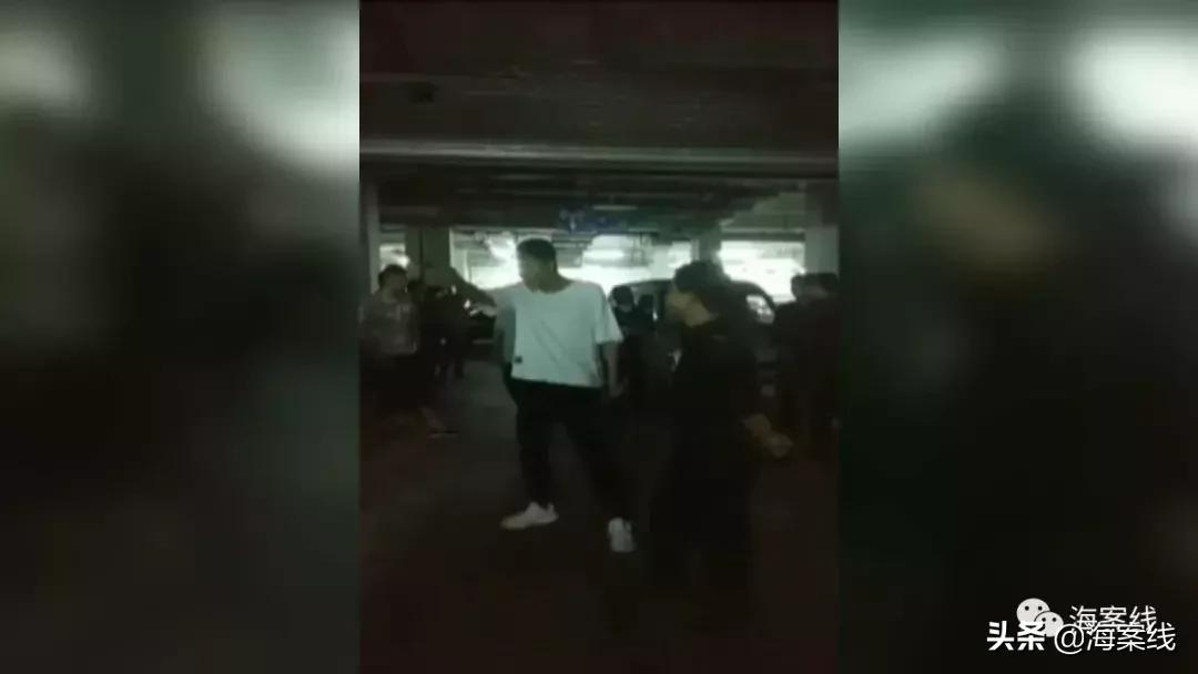 一群黑衣人夜闯民宅,黑衣人闯进小区