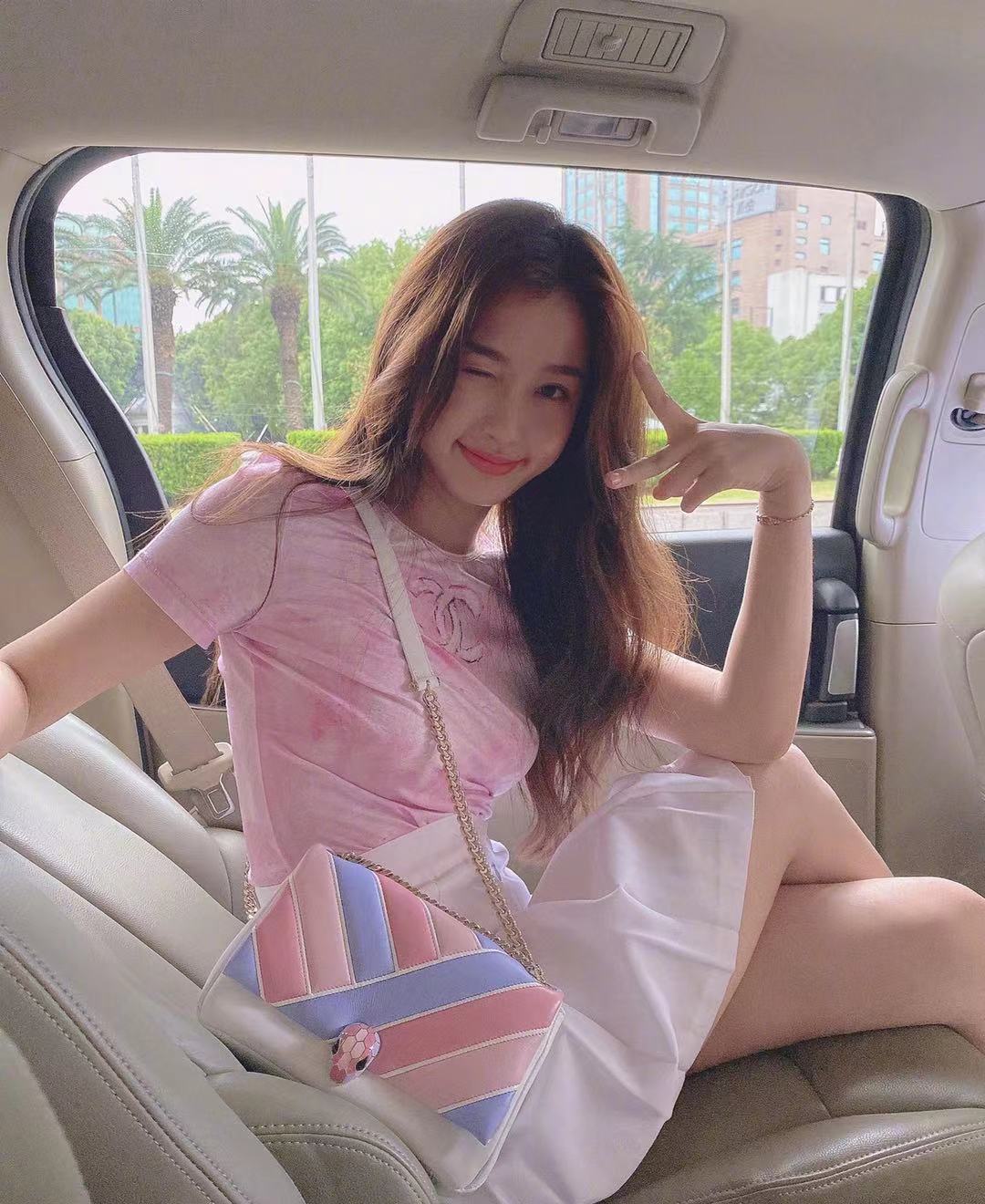 粉红色大衣配什么颜色打底衫好看,粉红色外套里面搭配什么颜色最好