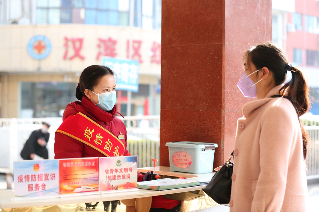 让党旗飘扬在抗疫工作的最前线,让团旗在一线飘扬