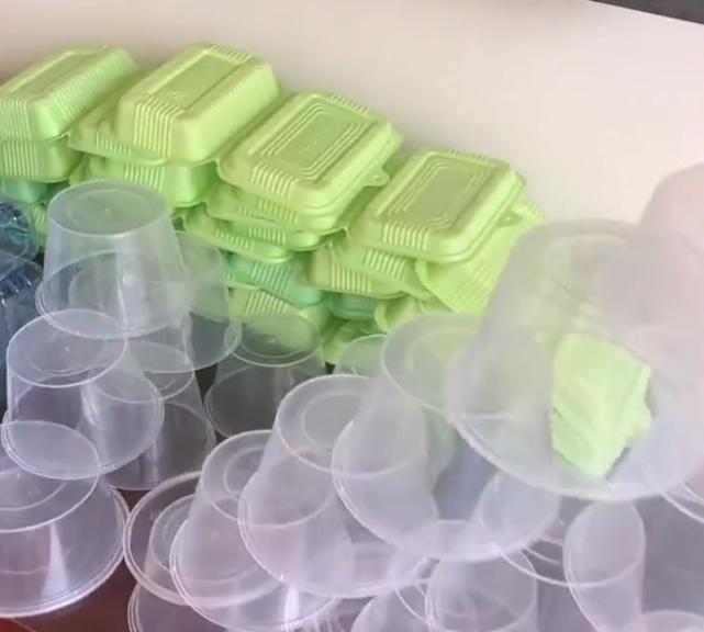 山东一男子回国隔离期米饭吃不完,将剩饭捏成饭团晒干带回家获赞