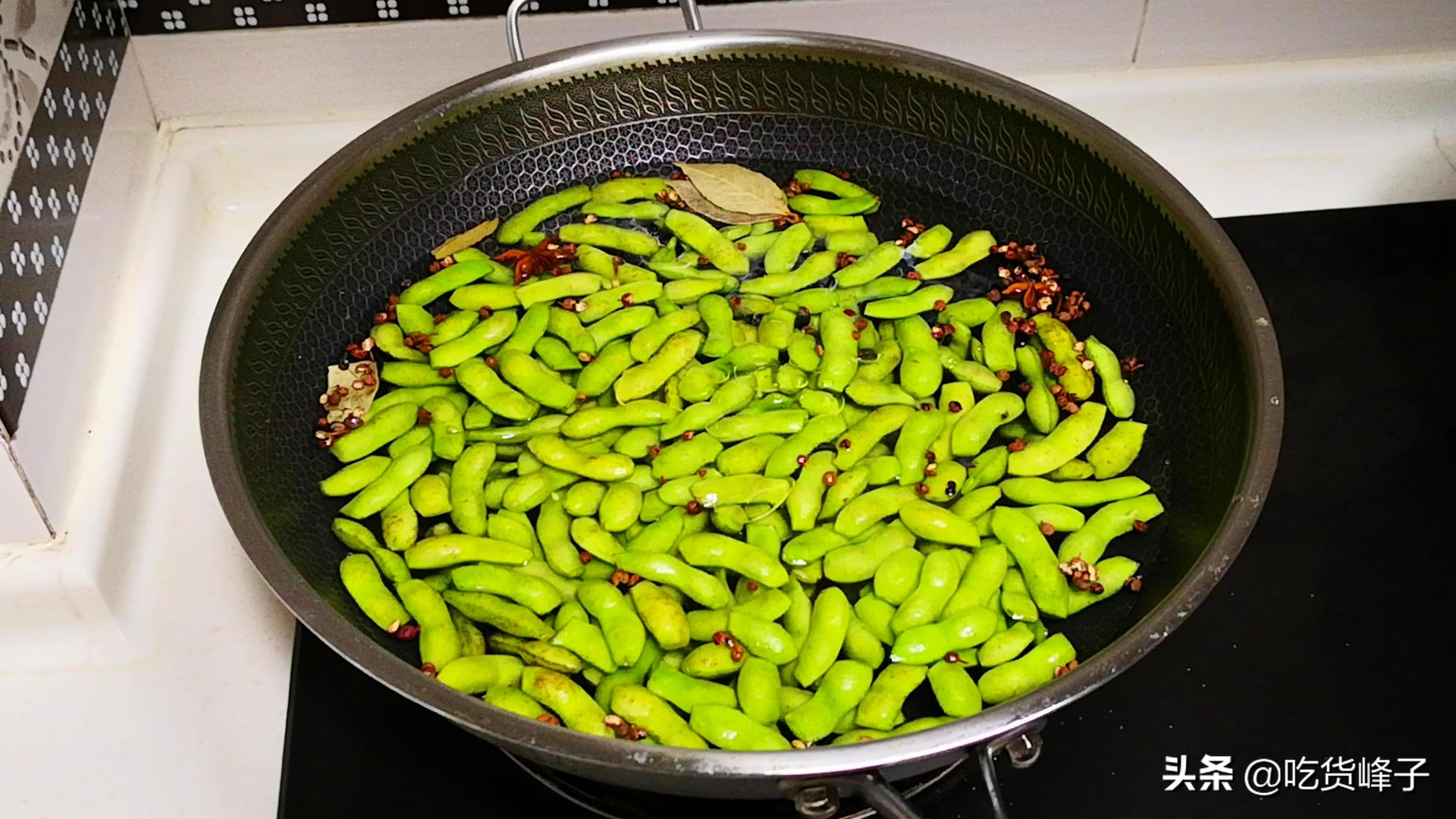 煮毛豆，最忌直接下锅煮，牢记3点，毛豆翠绿不发黄，好吃更入味