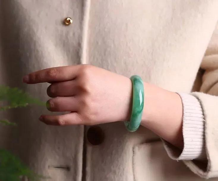 黄金手镯小了怎么变大,手镯戴着大了怎么办