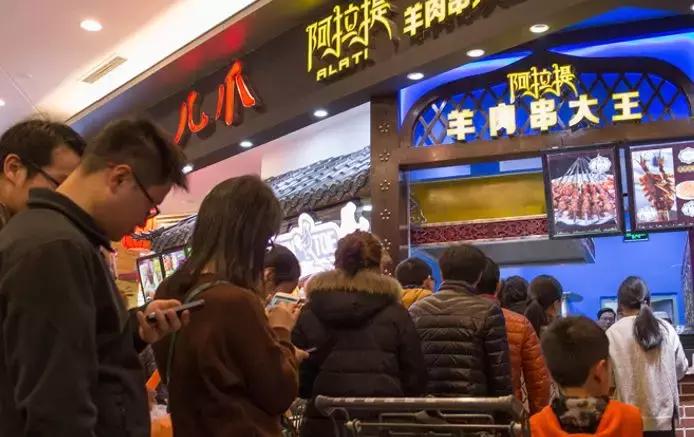 大盘鸡变“小”，18个餐位月入20万！单品类快餐又现新风口？