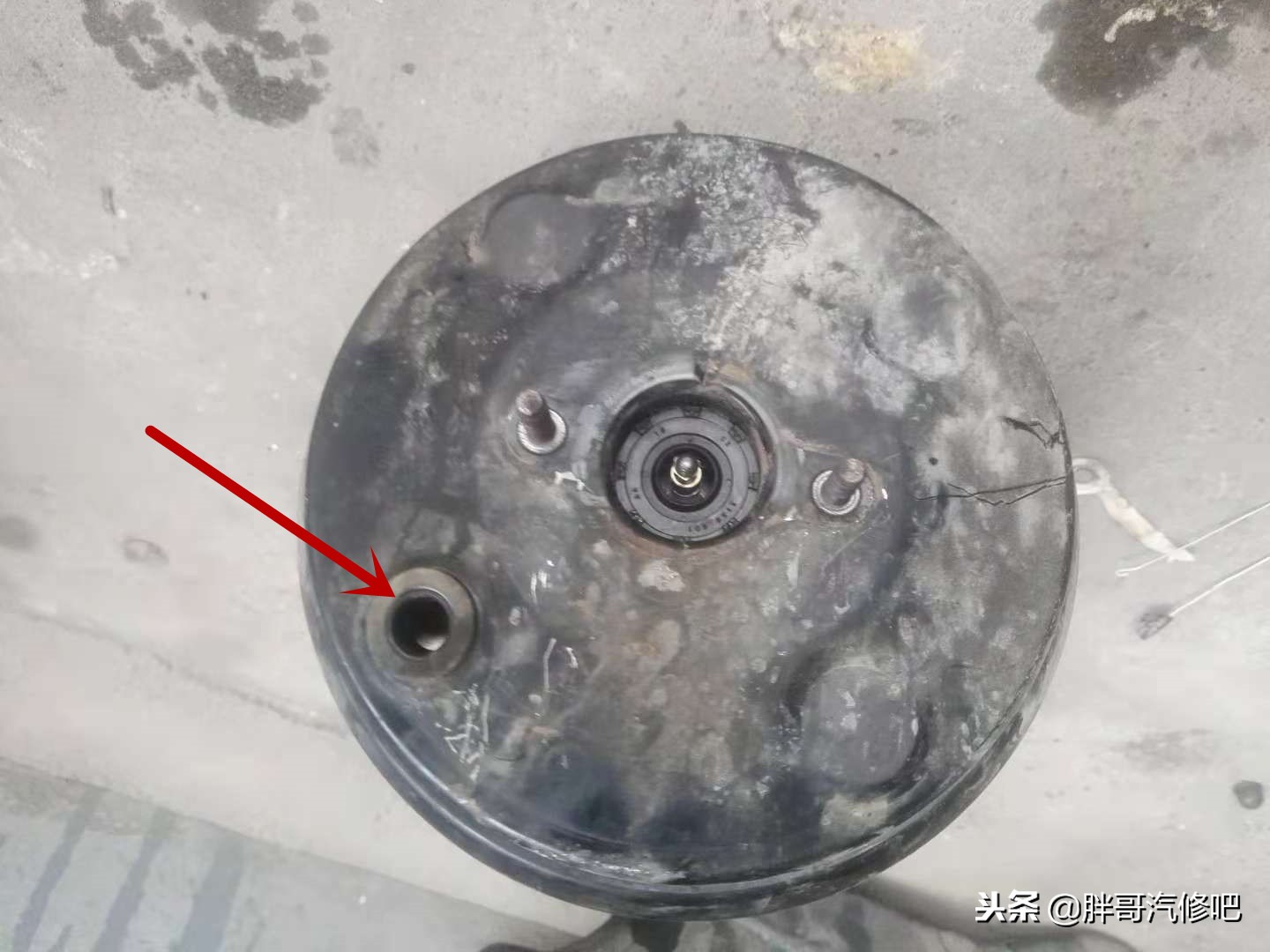 刹车踩重刹车片磨损快,刹车踩下去很低维修