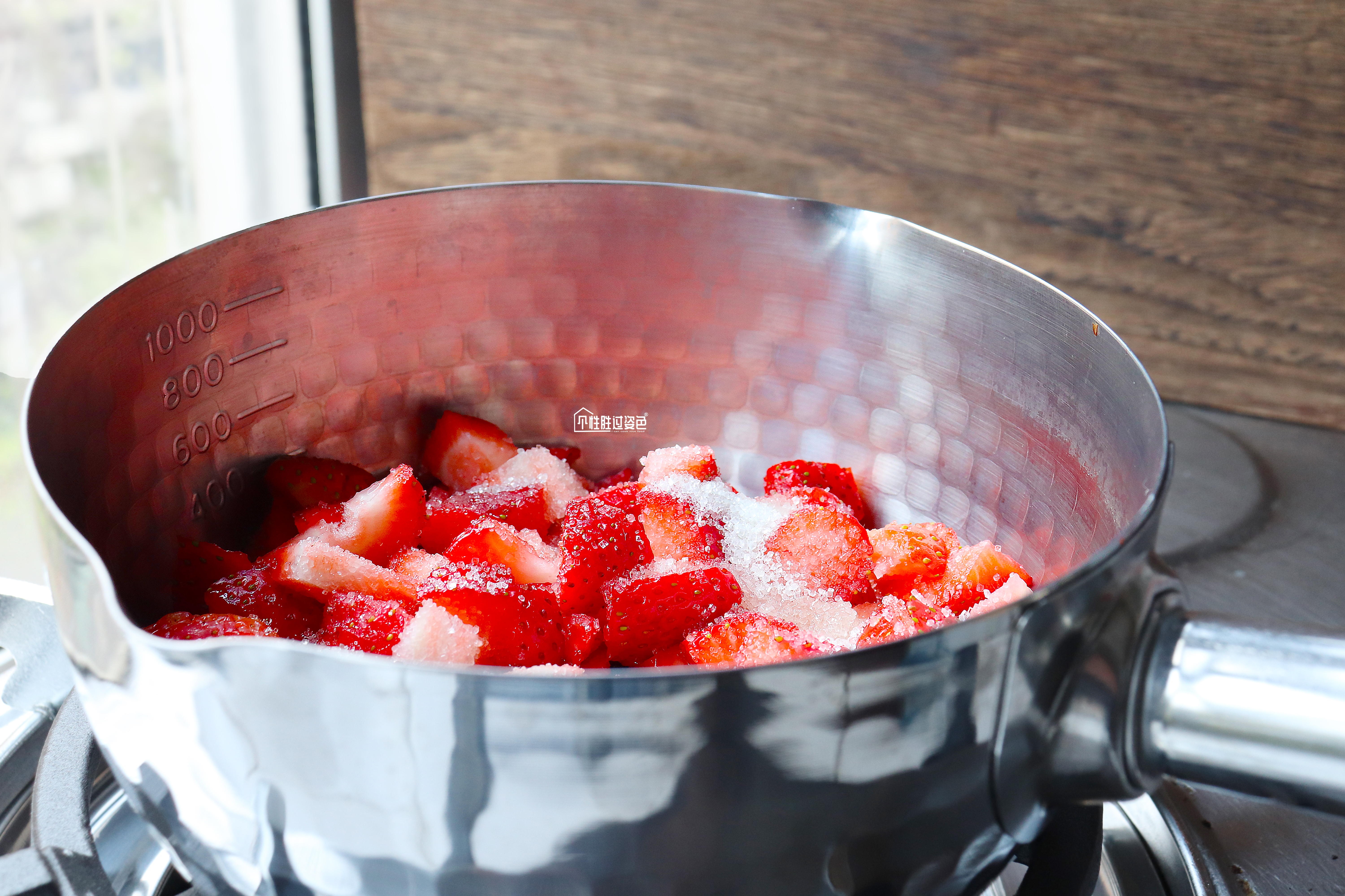 火爆网络的高颜值草莓鲜牛乳来了，喝完这杯我就是头条最甜的仔