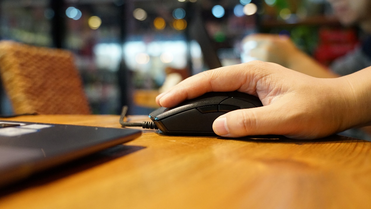 70g的电竞鼠标就是爽，用了再也回不去了——雷蛇毒蝰客观评测