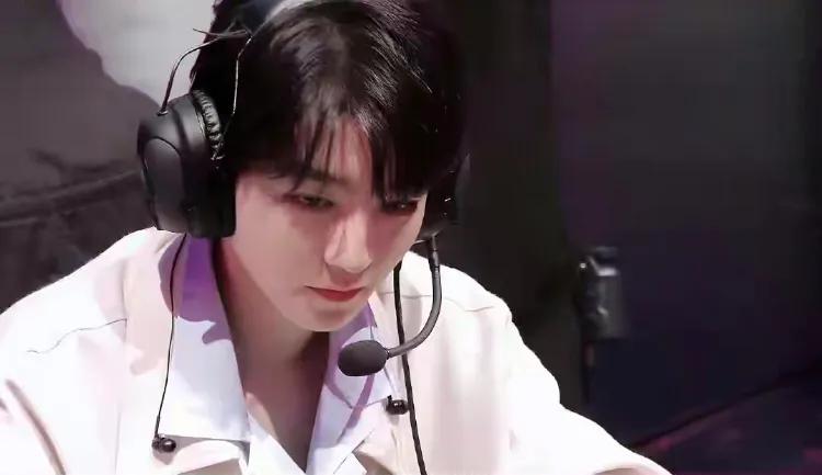 英雄联盟十周年王俊凯angelababy,十周年英雄联盟开幕式直播王俊凯