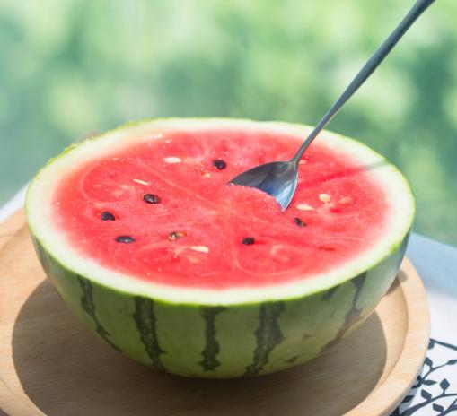 日本妹子在中国买水果,日本妹子到中国吃西瓜