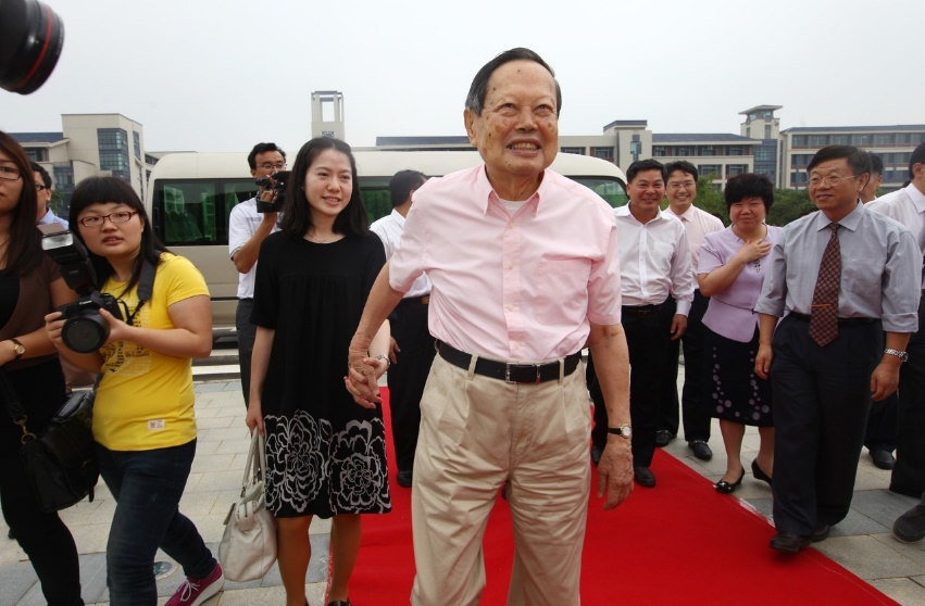 嫁给杨振宁前翁帆经历了什么,杨振宁娶翁帆的时候多大了