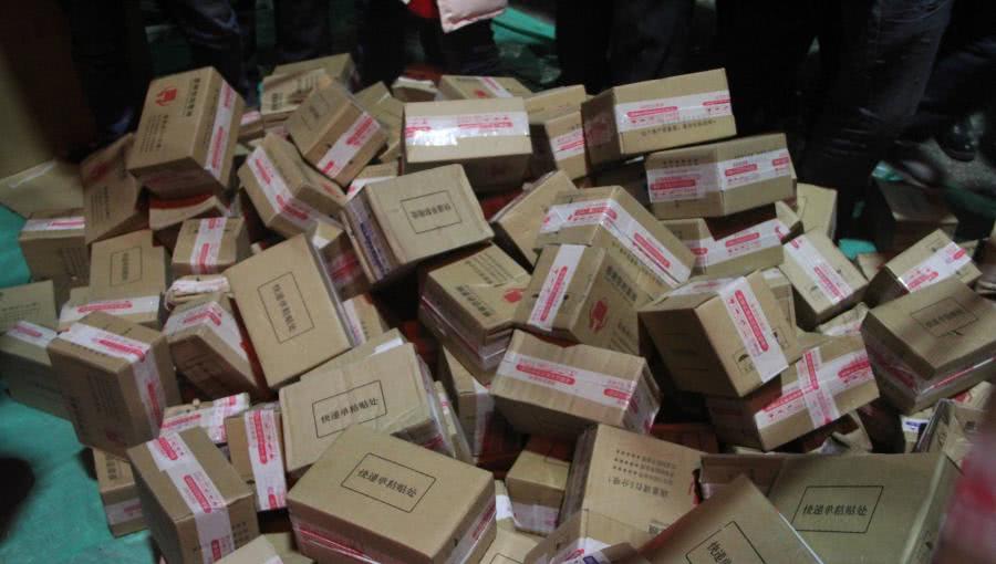 无主快递猫腻揭秘，网上当福袋10元包邮，网下称淘宝件遭村民围抢