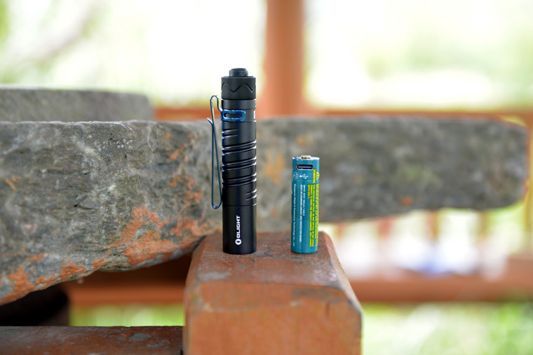 olight傲雷baldrs小型强光战术手电,我就是与众不同女声完整版