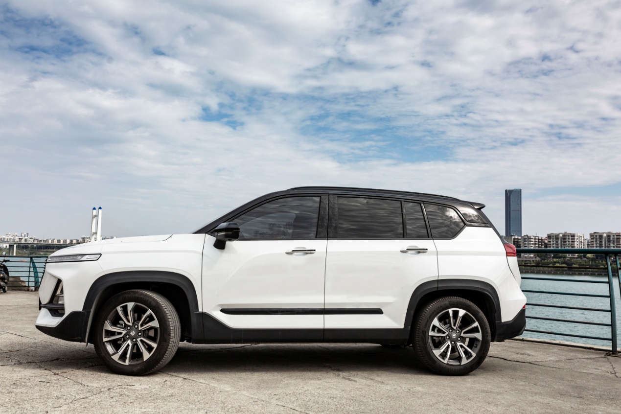 13万买了座“歌剧院”,配哈曼音响,宽近1米9,比马自达更好开