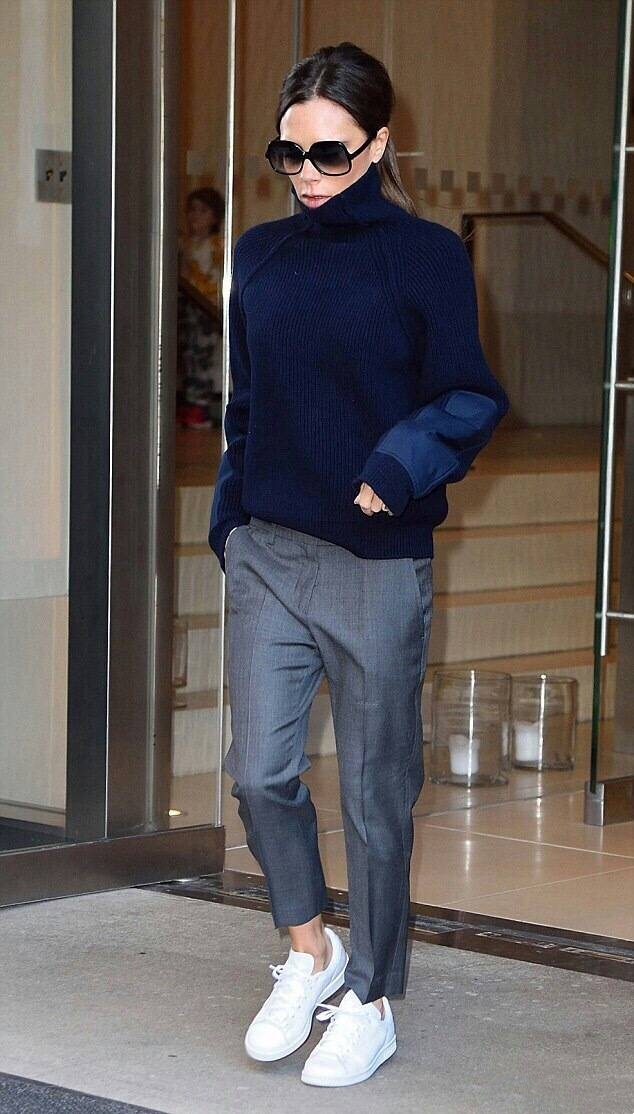 贝嫂终于换平底鞋，穿九分裤踩小白鞋，不信你有163cm