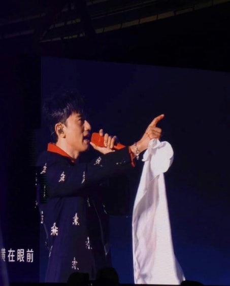 张杰演唱会摔倒受伤完整版,张杰意外摔伤仍坚持演唱四小时