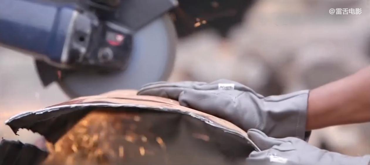 非洲小伙用铁桶建房子,只需要150块,就能拥有一室一厅!纪录片