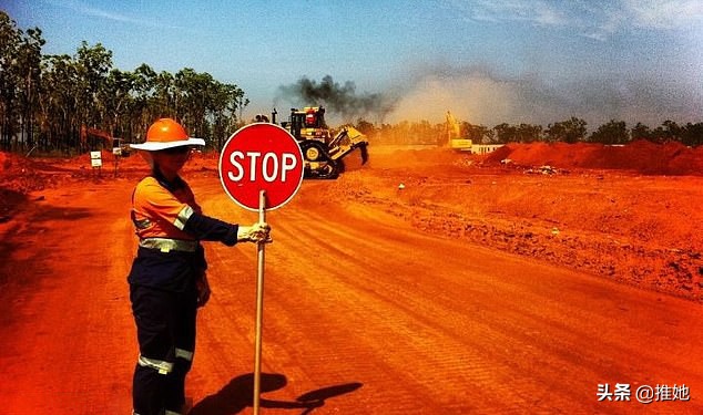 21岁美女,月薪5万的高一辍学生,是一名工地交通协管员
