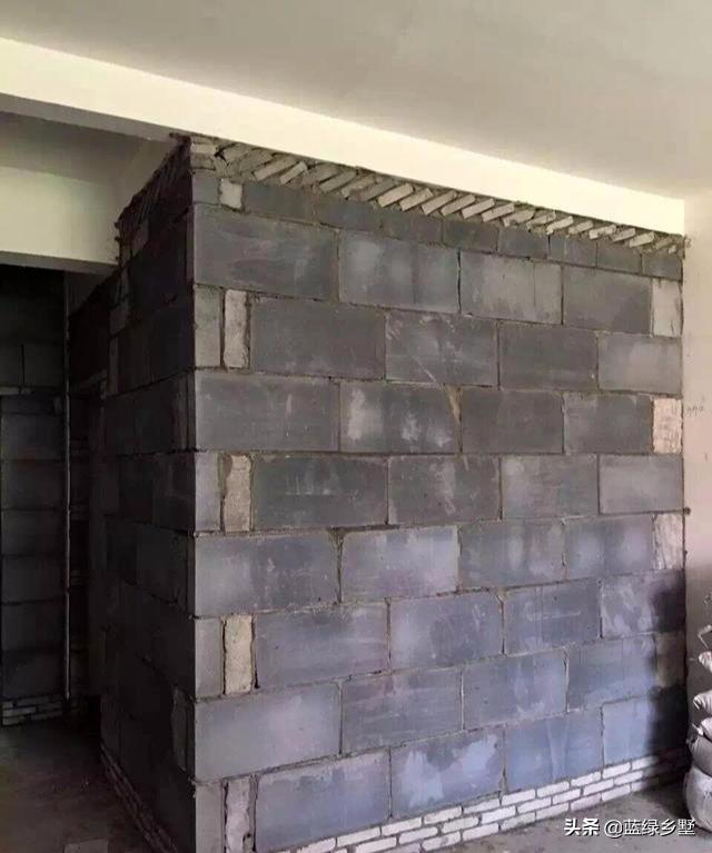 建房填基础后使用防潮膜效果好,农村建房地基怎么样做防潮效果好