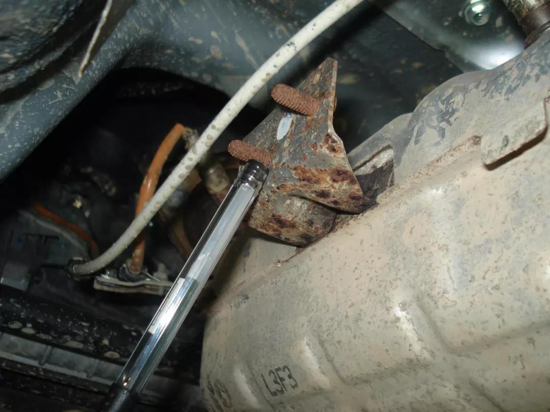 底盘装甲一般喷的是什么样颜色的,新车喷底盘装甲多久能开