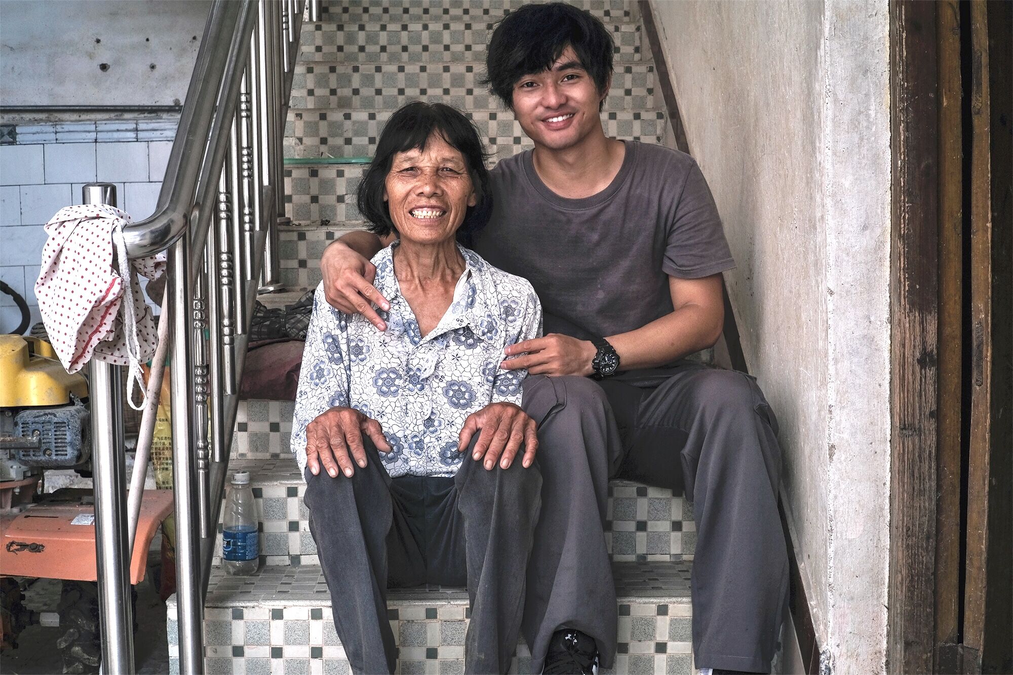 95后辞职回村被嘲游手好闲，如今给奶奶拍时尚大片火爆全网