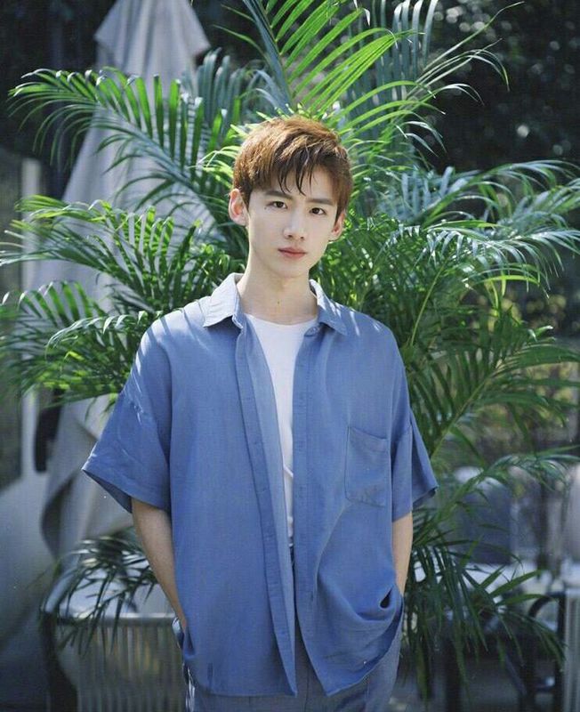 脸上有很多痣的男生代表什么,男人脸上有哪些痣不好图片