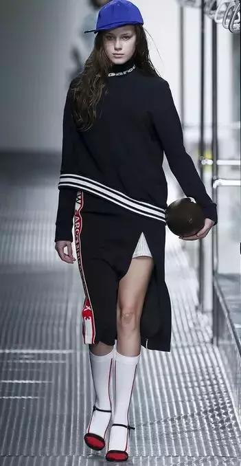 国潮这回对味儿了，不看logo还以为是巴黎世家！