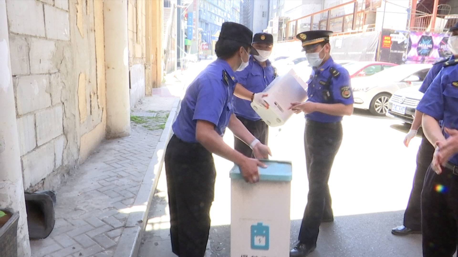 突击清理死角垃圾,无锡整治酒吧