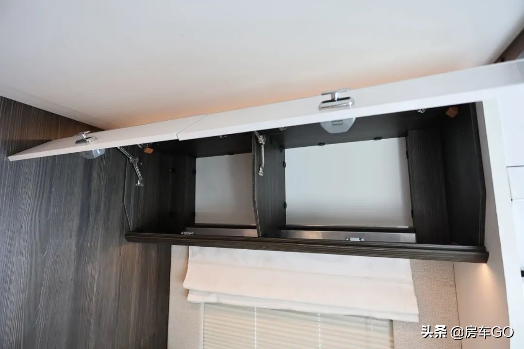 这台房车有5种充电方式，车内电器语音控制，卫生间也是干湿分离