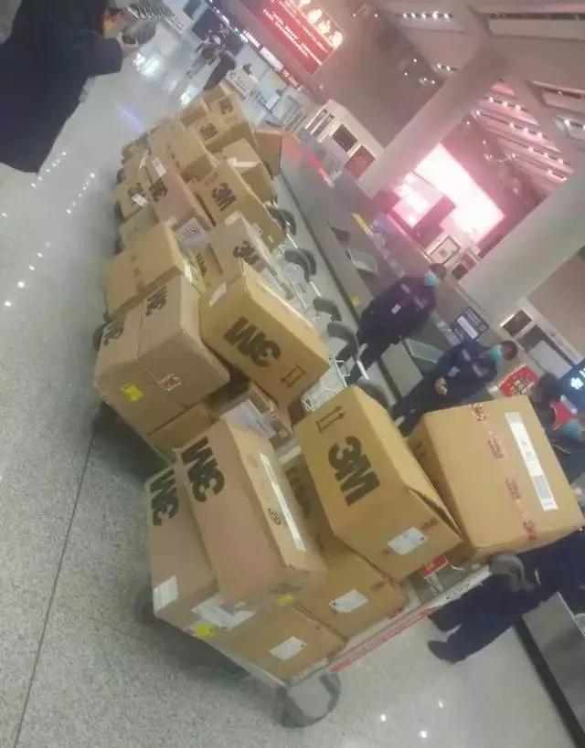 他在印度坐着三轮车狂奔，就为了抢3000个口罩……