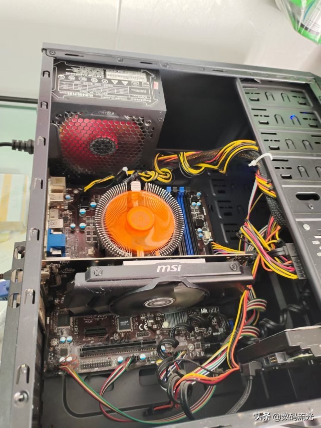 电脑运行中发出异响死机,电脑开机有滋滋的异响