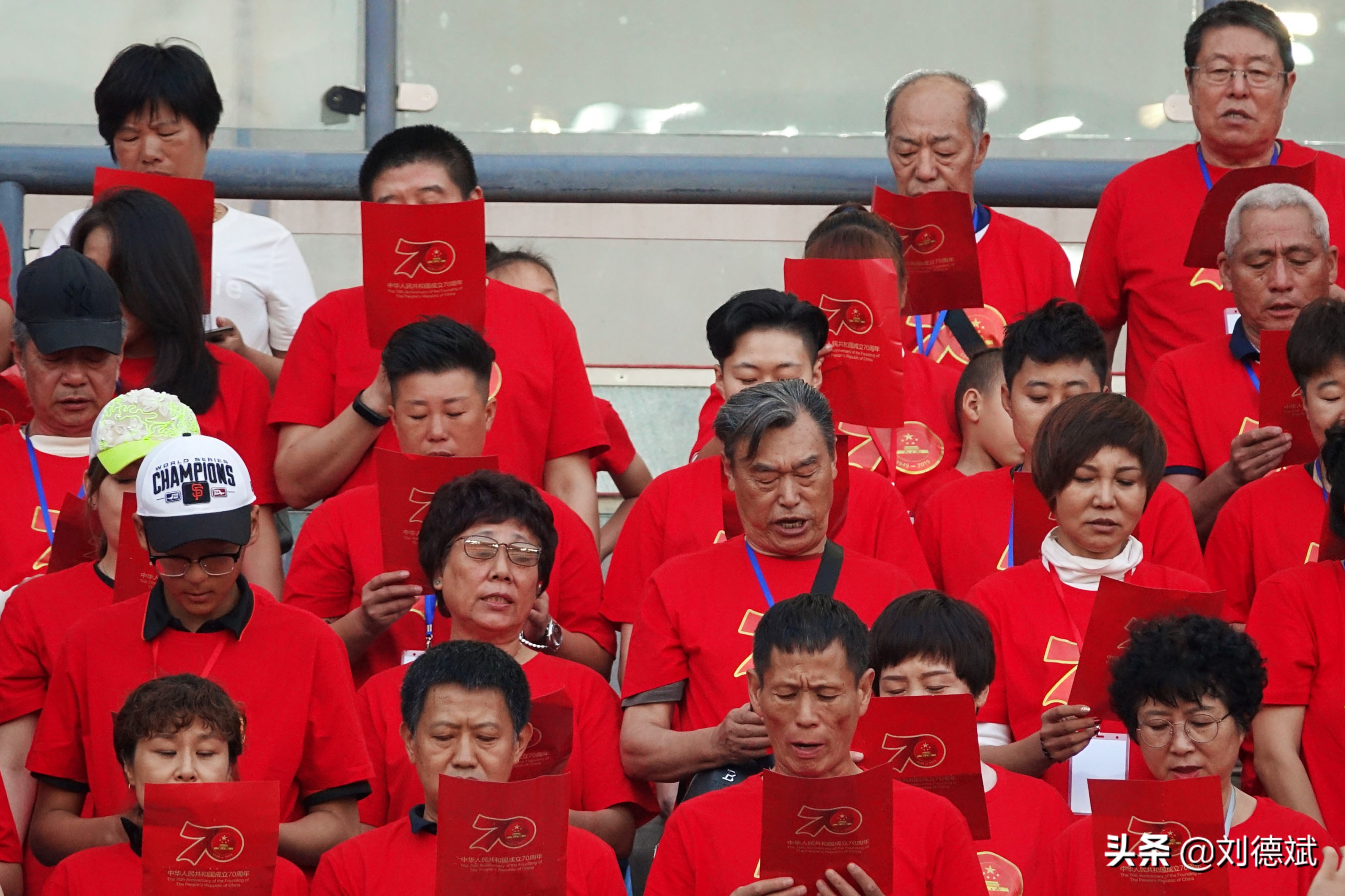 大连球迷唱国歌,大连70名国足助阵