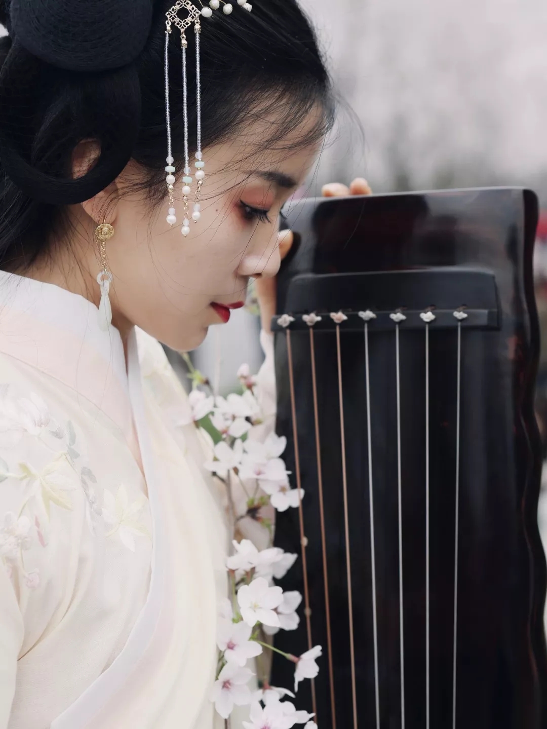 琴棋书画琴为首,雅乐凡尘洗浮华