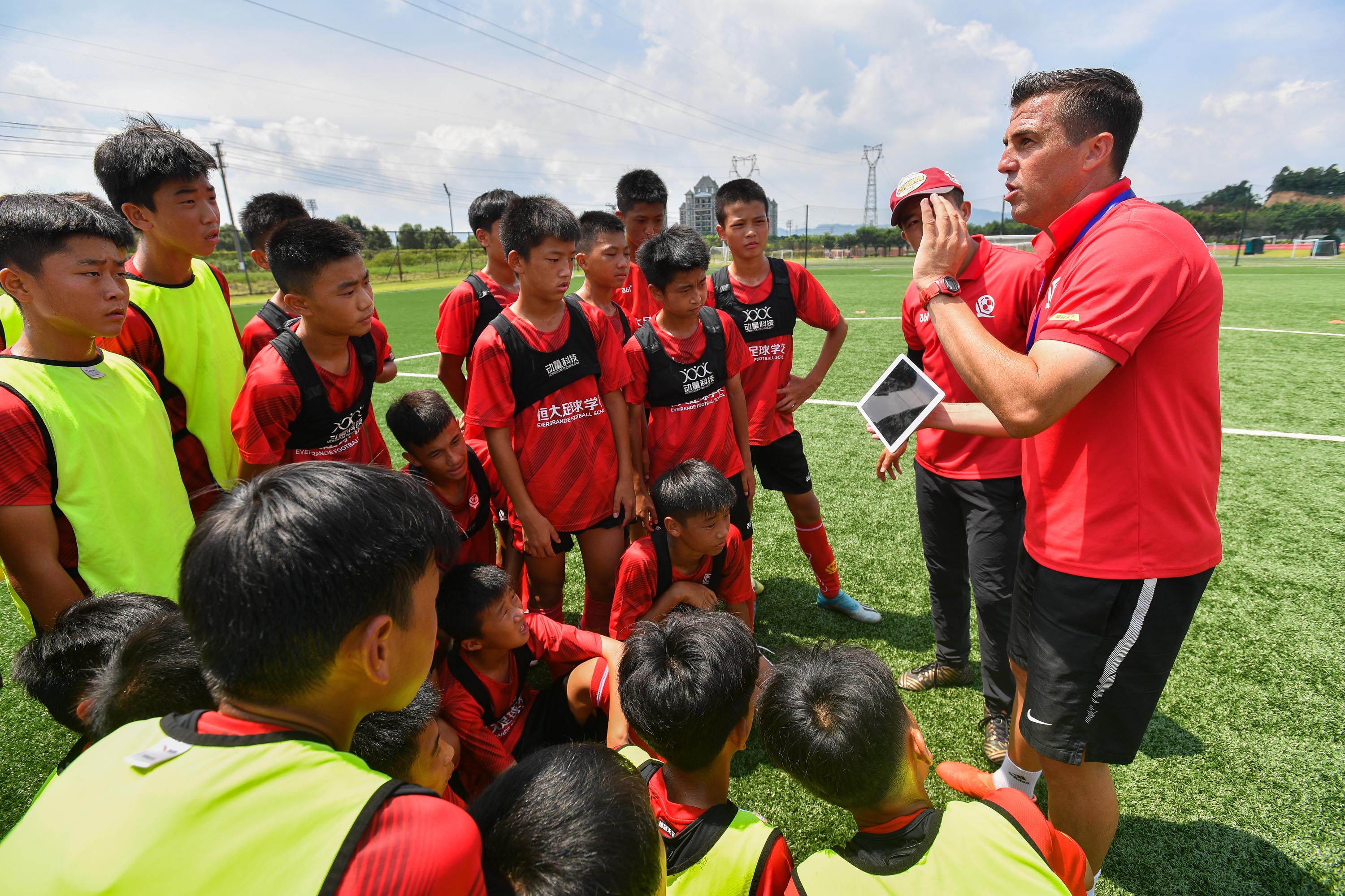 恒大青训出新招中国足球在路上,恒大马德里冠军赛助力中国足球