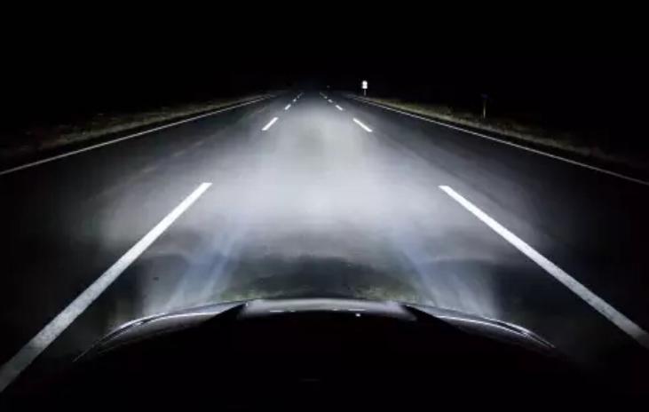 汽车卤素灯夜间实测,卤素灯晚上柏油马路看不见